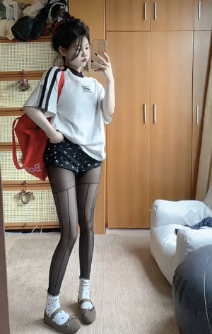 真实夫妇屋内爱自拍