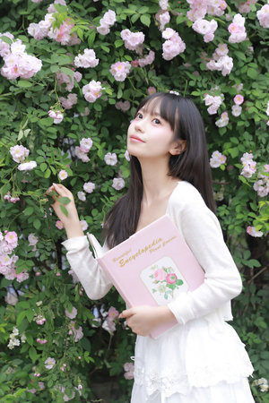 我没有穿乳罩被同桌摸了一天